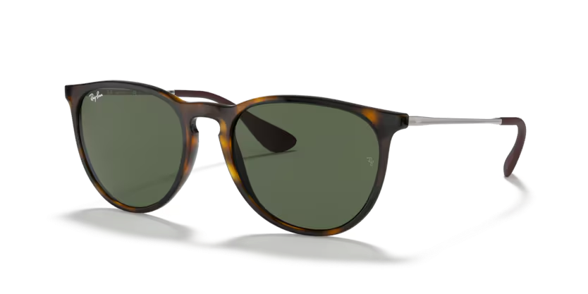 Un par de gafas de sol de aviador Ray-Ban con lentes azules sobre fondo blanco.