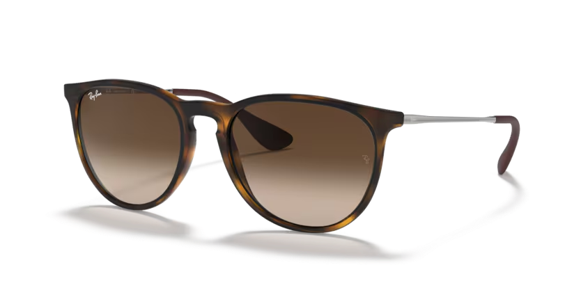 Un par de gafas de sol Ray-Ban cuadradas con lentes verdes sobre fondo blanco.