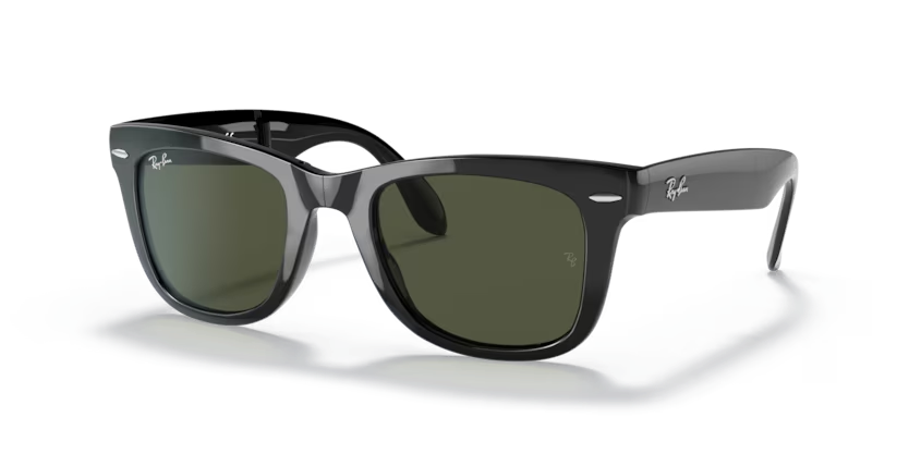 Un par de gafas de sol de aviador Ray-Ban con lentes azules sobre fondo blanco.