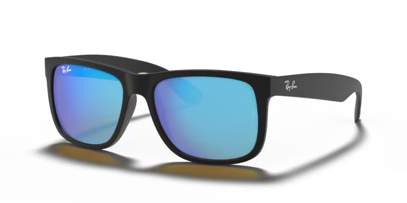 Un par de gafas de sol de aviador Ray-Ban con lentes rosas sobre fondo blanco.