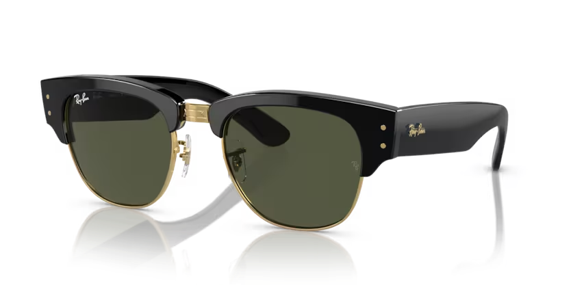 Un par de gafas de sol Ray-Ban cuadradas con lentes verdes sobre fondo blanco.