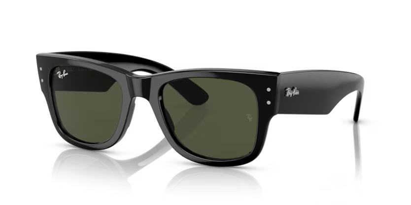 Un par de gafas de sol Ray-Ban negras están sobre una superficie blanca.