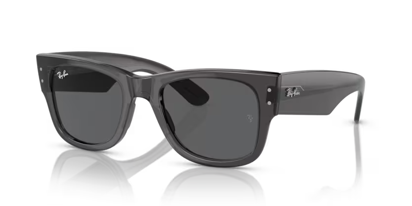 Un par de gafas de sol Ray-Ban están sobre una superficie blanca.
