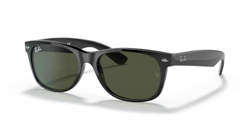 Un par de gafas de sol Ray-Ban están sobre una superficie blanca.