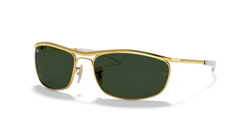 Un par de gafas de sol Ray-Ban están sobre una superficie blanca.