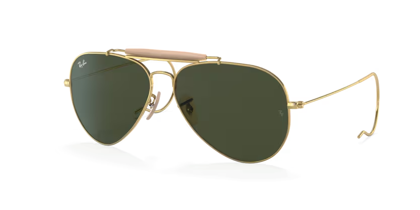 Un par de gafas de sol Ray-Ban cuadradas con lentes verdes sobre fondo blanco.