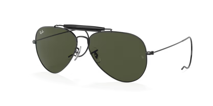 Un par de gafas de sol de aviador Ray-Ban con lentes verdes sobre fondo blanco.