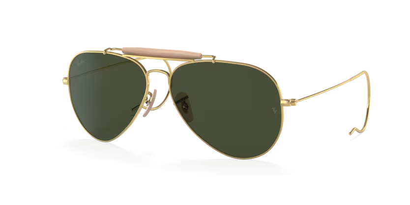 Un par de gafas de sol Ray-Ban negras están sobre una superficie blanca.