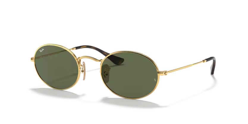 Un par de gafas de sol de aviador Ray-Ban con lentes azules sobre fondo blanco.