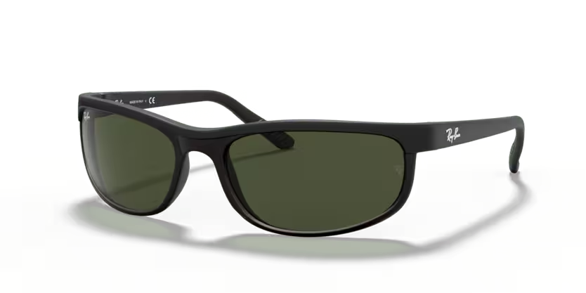 Un par de gafas de sol de aviador Ray-Ban con lentes rosas sobre fondo blanco.