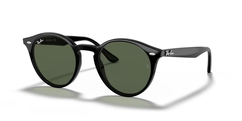 Un par de gafas de sol Ray-Ban negras están sobre una superficie blanca.