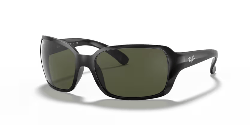 Un par de gafas de sol Ray-Ban negras están sobre una superficie blanca.