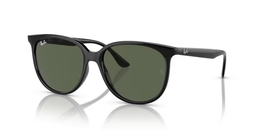 Un par de gafas de sol de aviador Ray-Ban con lentes verdes sobre fondo blanco.