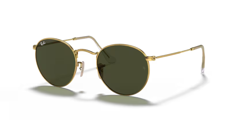 Un par de gafas de sol de aviador Ray-Ban con lentes rosas sobre fondo blanco.