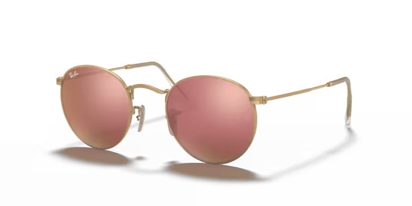 Un par de gafas de sol Ray-Ban cuadradas con lentes verdes sobre fondo blanco.
