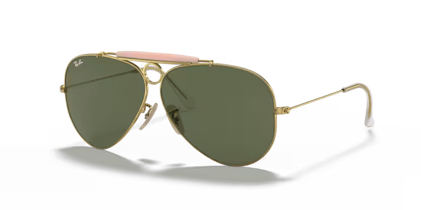 Un par de gafas de sol de aviador Ray-Ban con lentes rosas sobre fondo blanco.