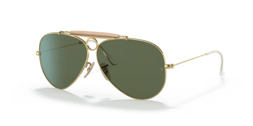 Un par de gafas de sol de aviador Ray-Ban con lentes azules sobre fondo blanco.