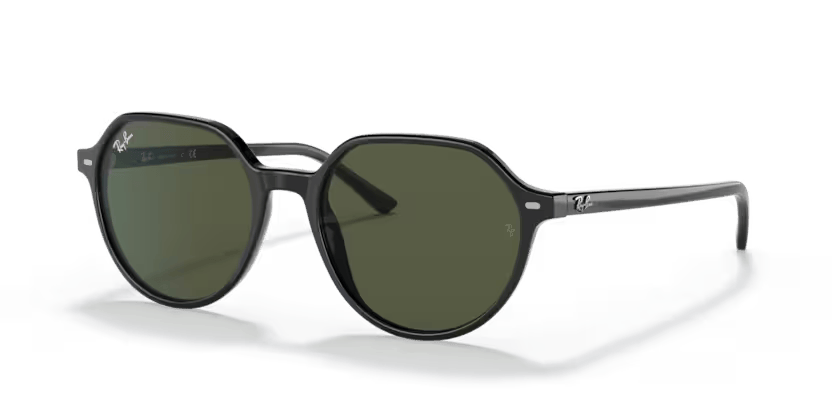 Un par de gafas de sol de aviador Ray-Ban con lentes azules sobre fondo blanco.