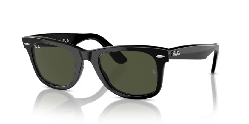 Un par de gafas de sol Ray-Ban cuadradas con lentes verdes sobre fondo blanco.