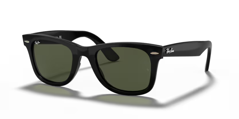 Un par de gafas de sol de aviador Ray-Ban con lentes rosas sobre fondo blanco.