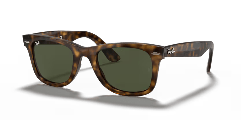 Un par de gafas de sol Ray-Ban están sobre una superficie blanca.