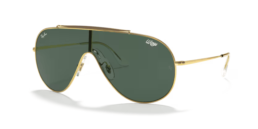 Un par de gafas de sol de aviador Ray-Ban con lentes rosas sobre fondo blanco.