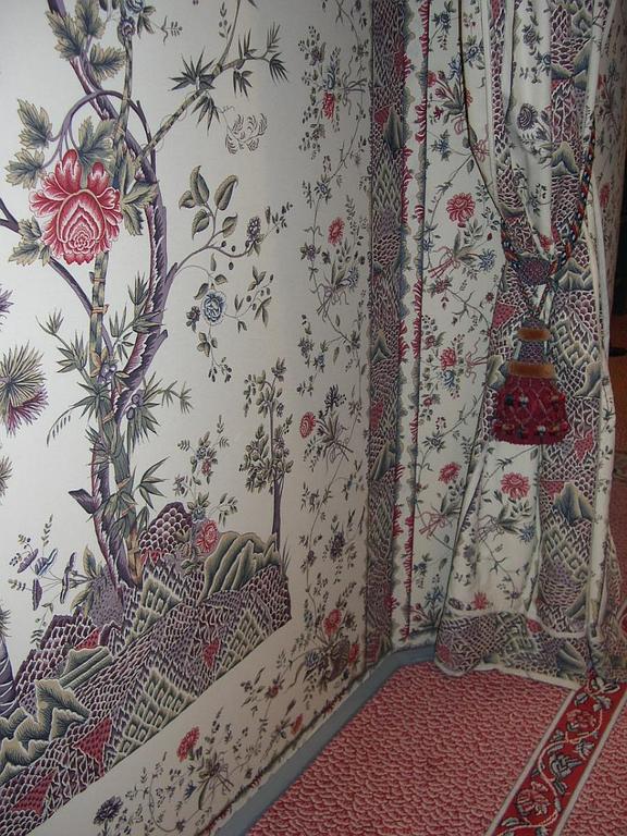 Mur et rideaux avec motifs de fleurs