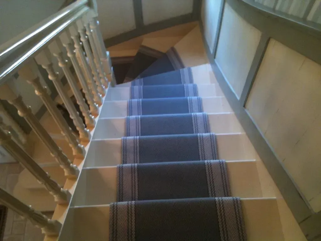 Chemin d'escalier gris foncé