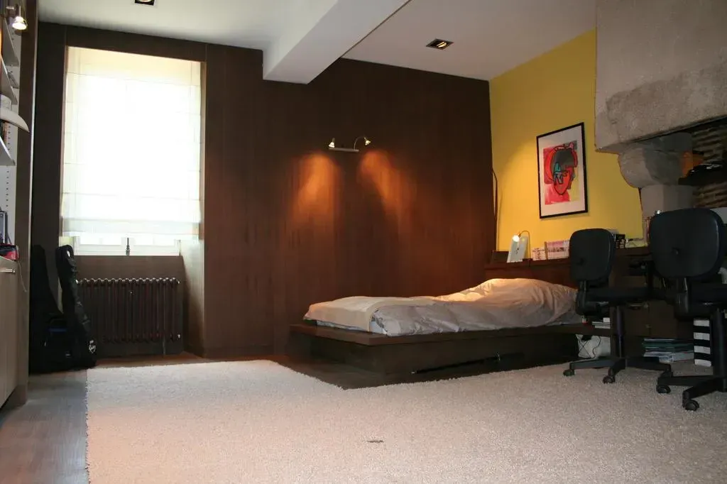 Chambre avec une moquette blanche