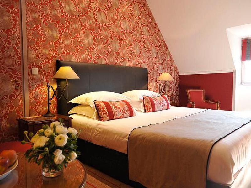 Chambre tapissée de rouge