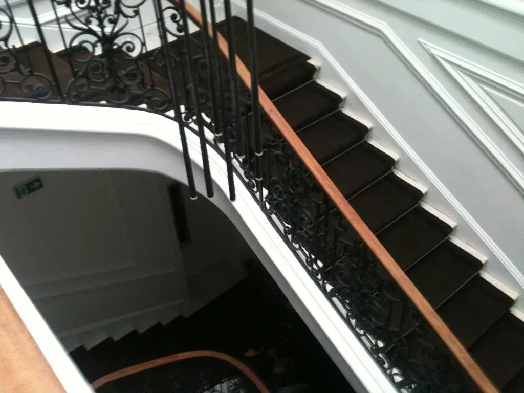 Escaliers noirs dans hôtel particulier