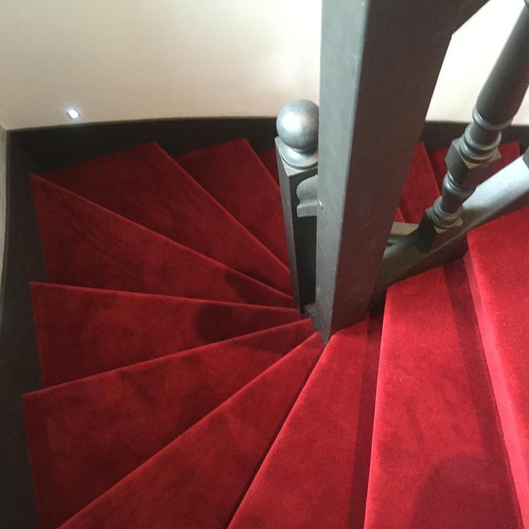 Moquette d'escalier rouge
