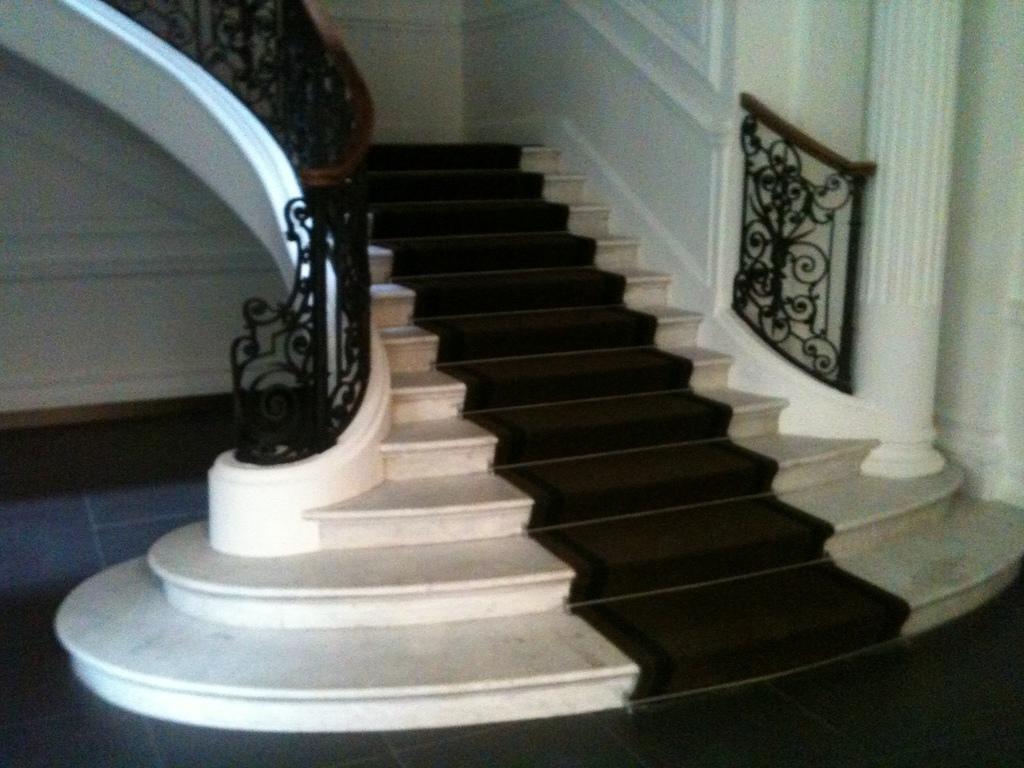 Escalier avec un chemin noir