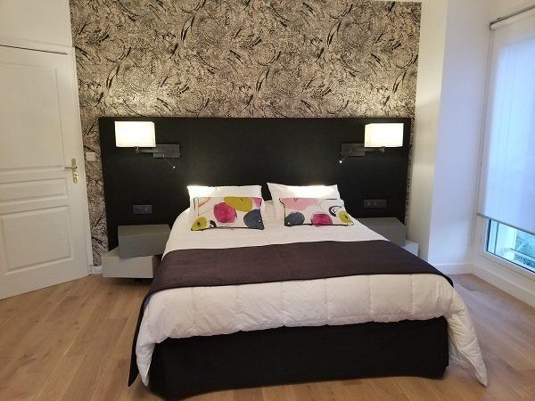 Lit avec oreillers colorés