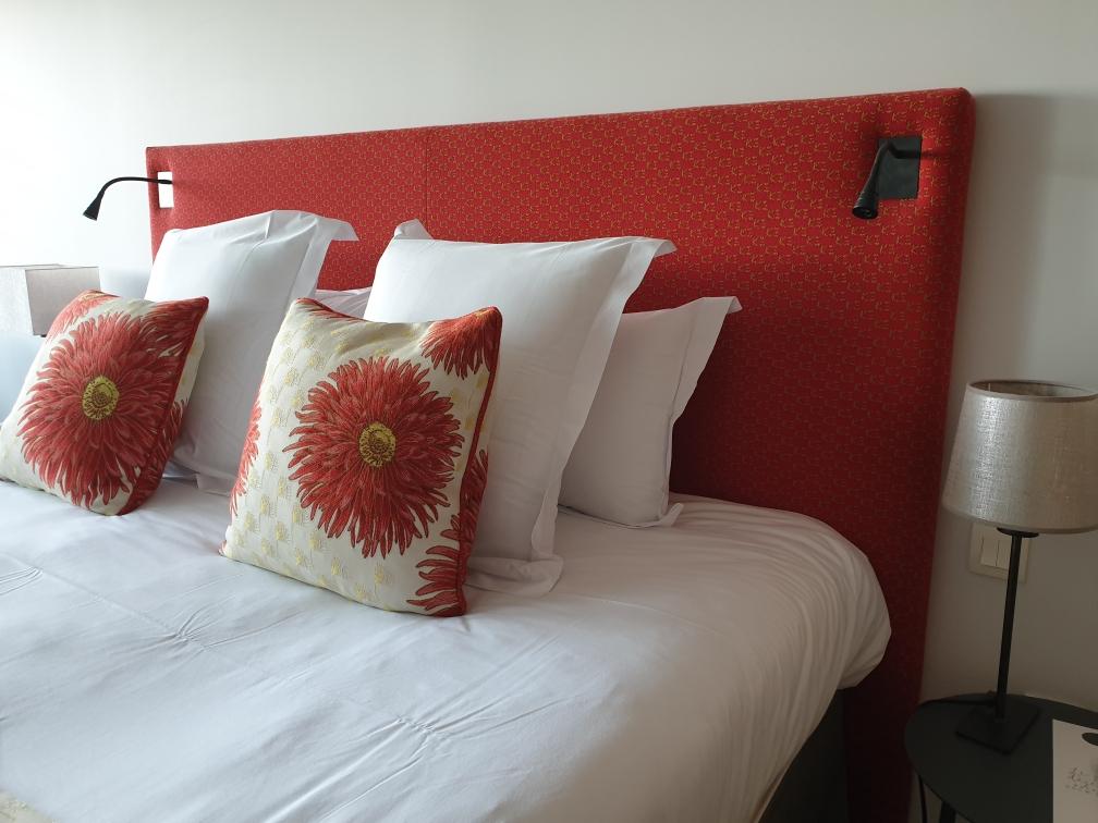 Tête de lit hôtel en tissu rouge