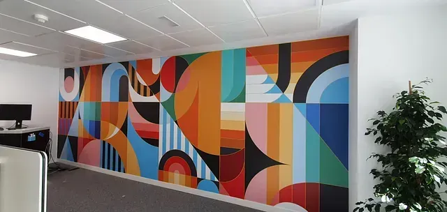 Una pared con un patrón geométrico colorido pintado en ella.