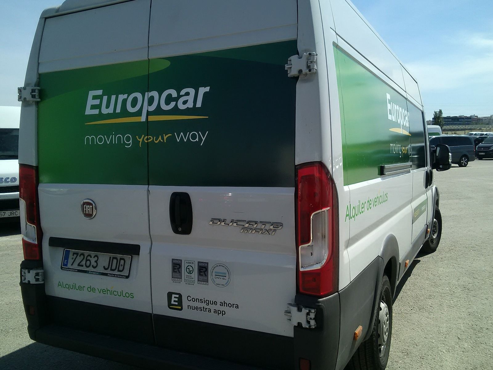 La parte trasera de una furgoneta Europcar blanca y verde.