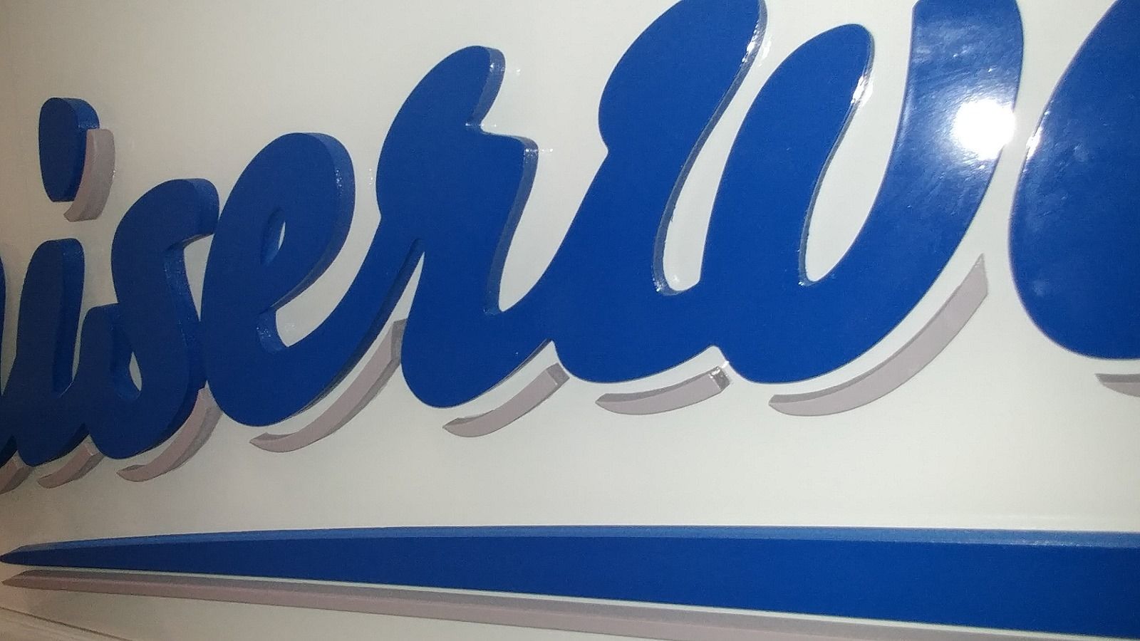Un primer plano de un cartel azul y blanco que dice sabio.