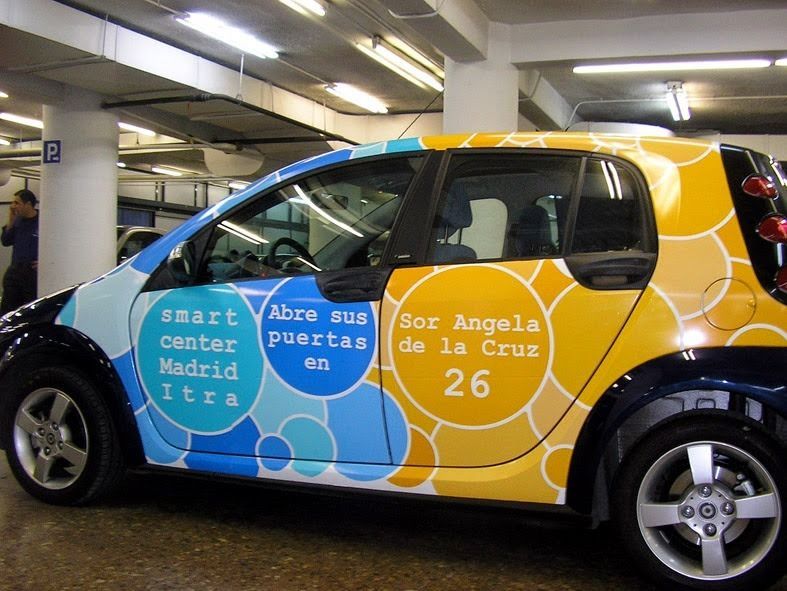 Un coche colorido que dice Smart Center Madrid en el lateral.