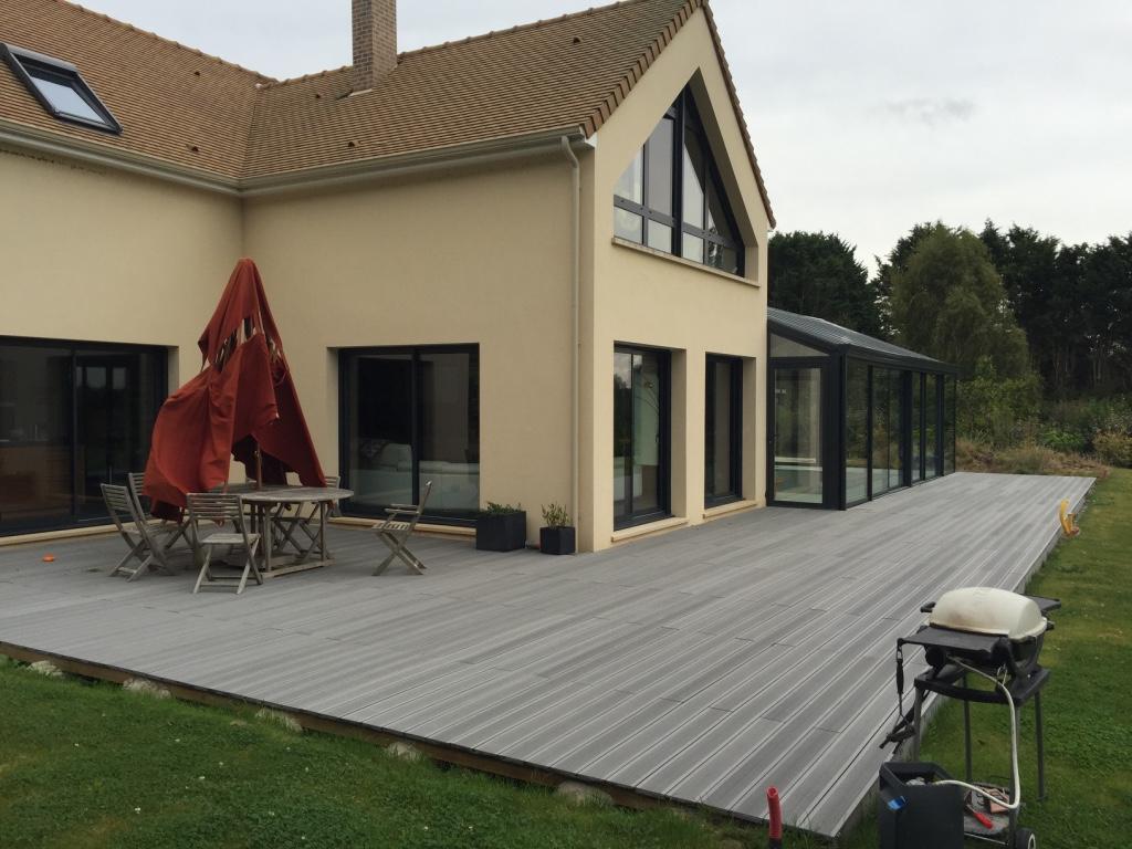 Maison avec une terrasse