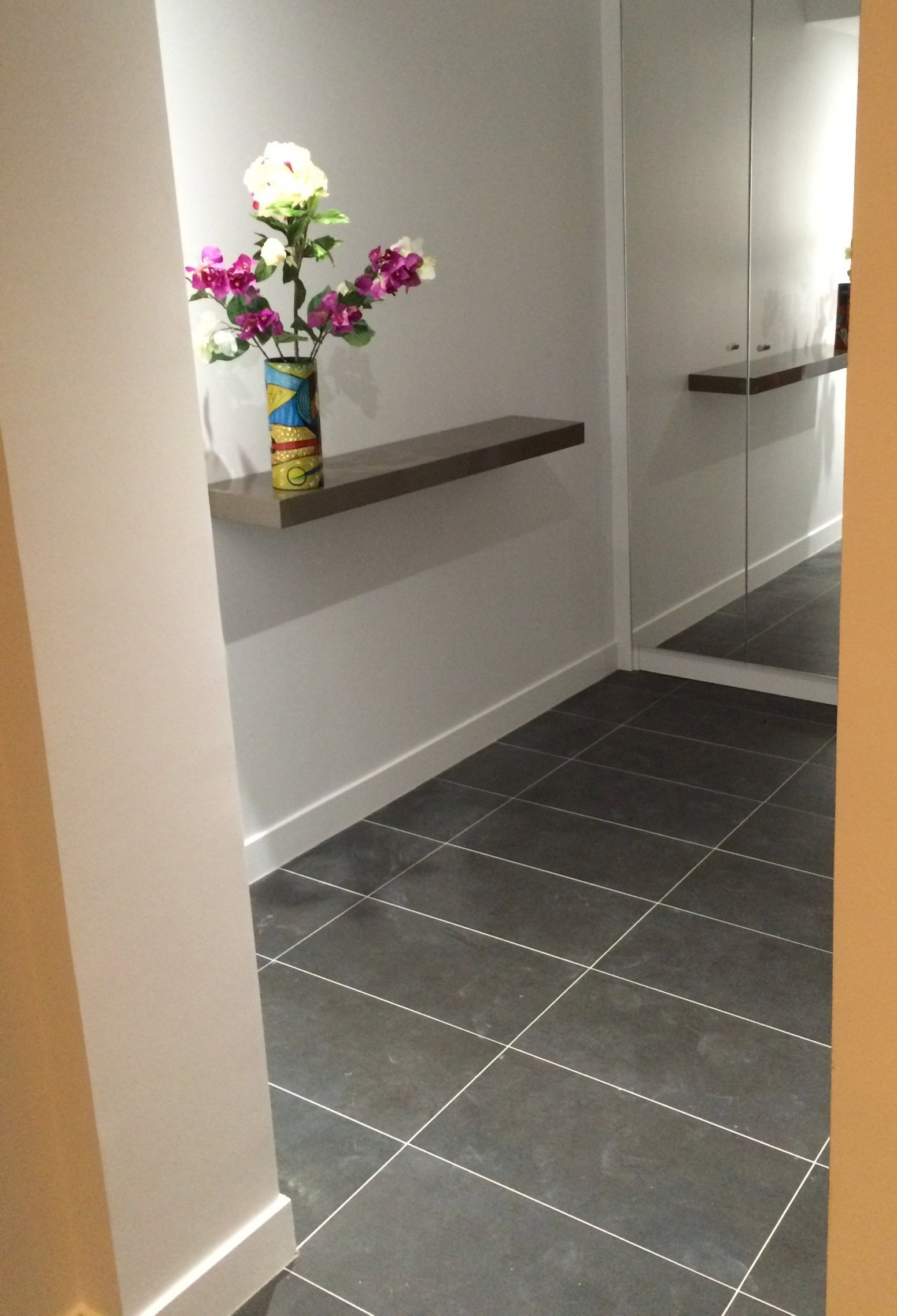 Un sol de salle de bains en carrelage