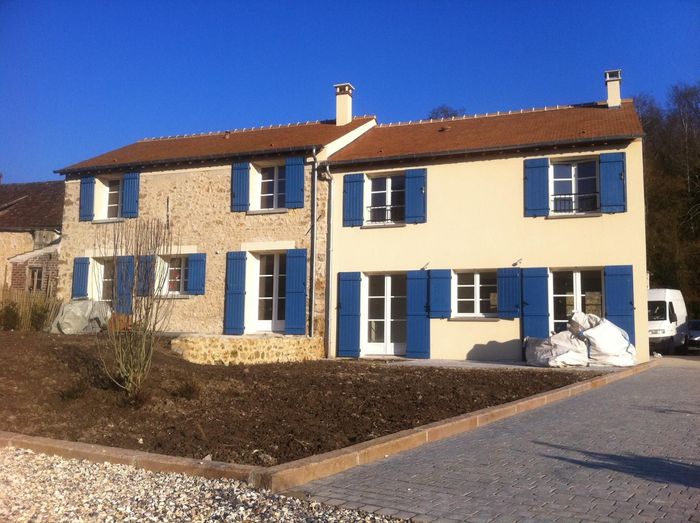 Une maison rénovée avec des volets bleus