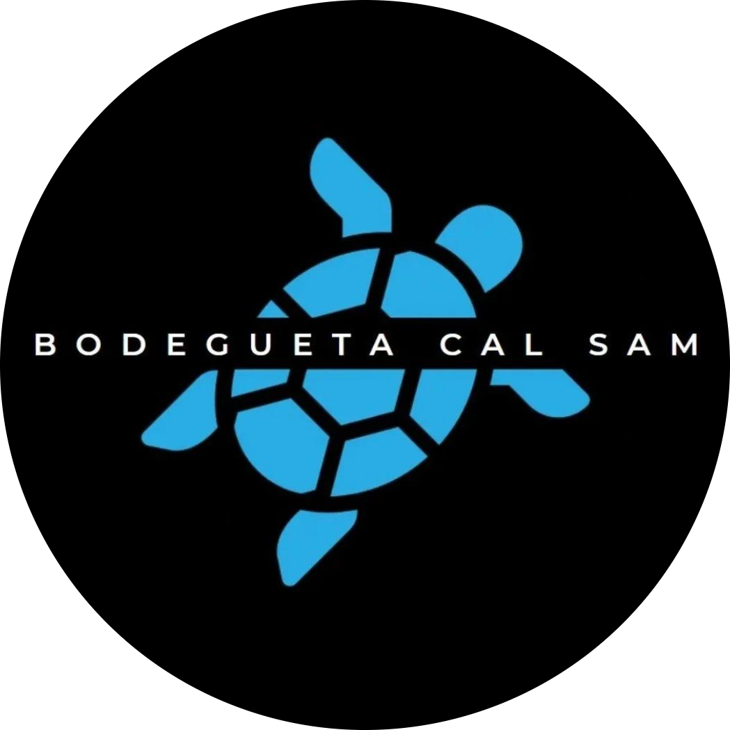 Logotipo de círculo negro con tortuga marina azul y texto "Bodegueta Cal Sam".
