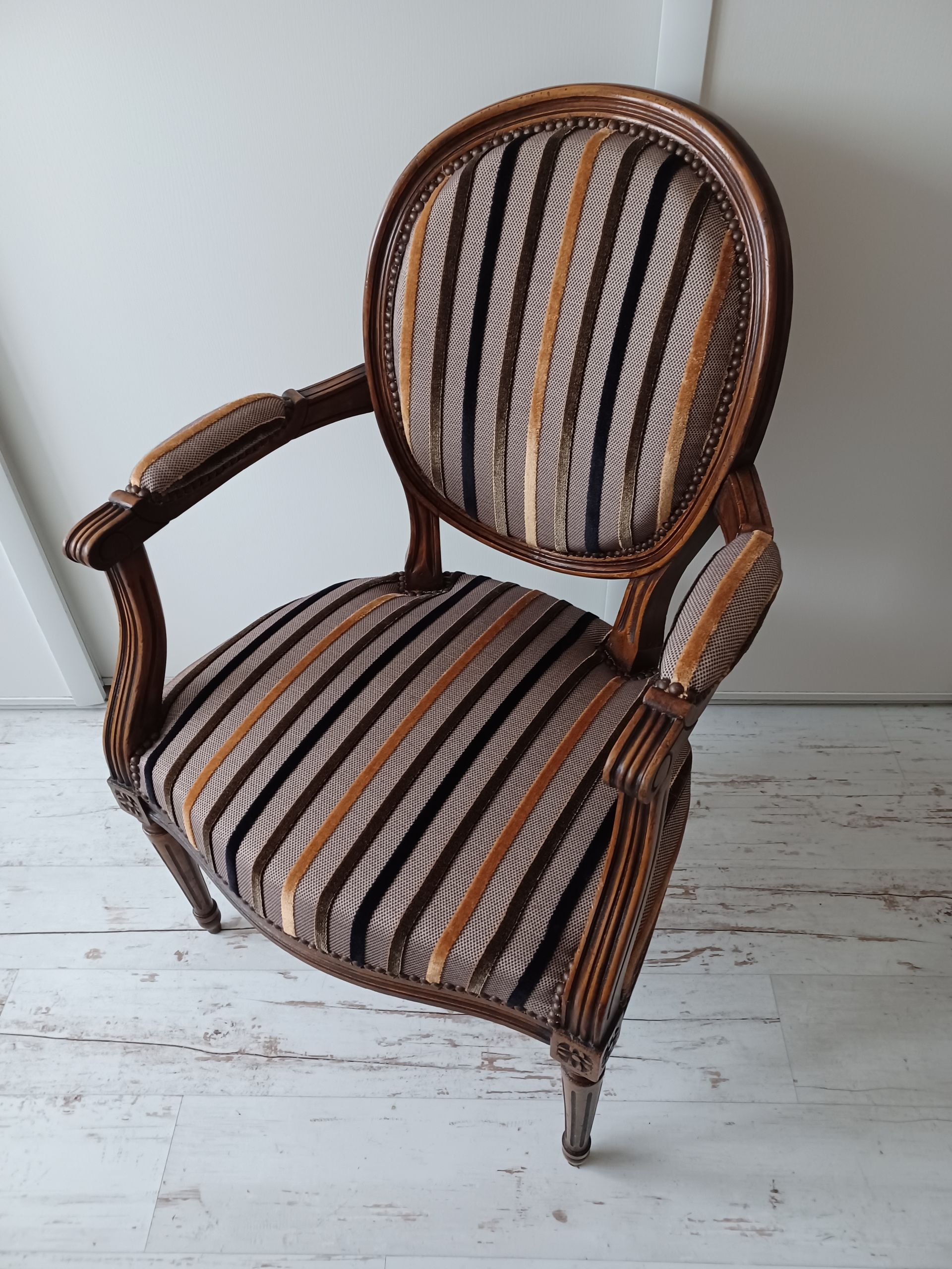 Chaise contemporaine maron