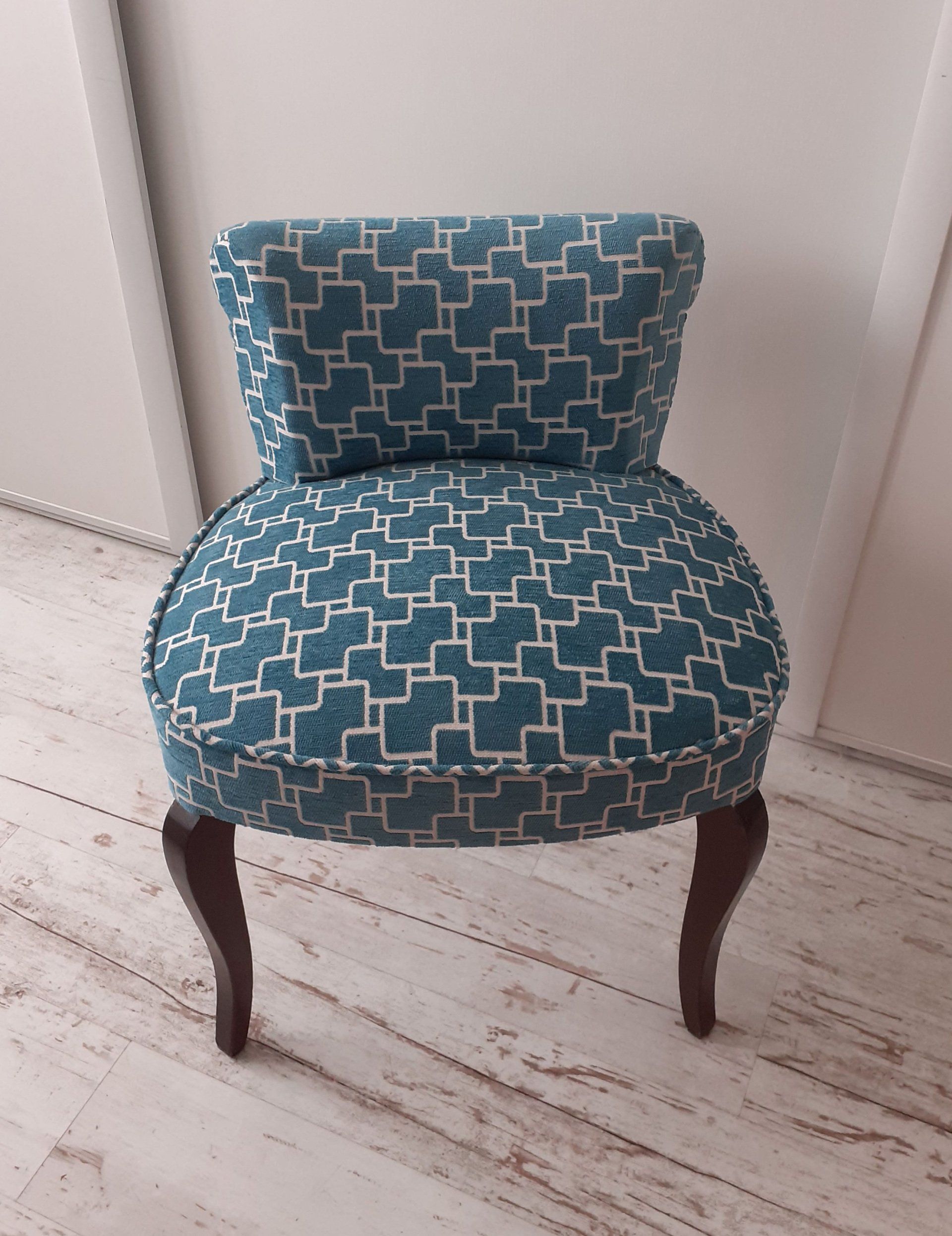 Chaise contemporaine bleu avec motifs