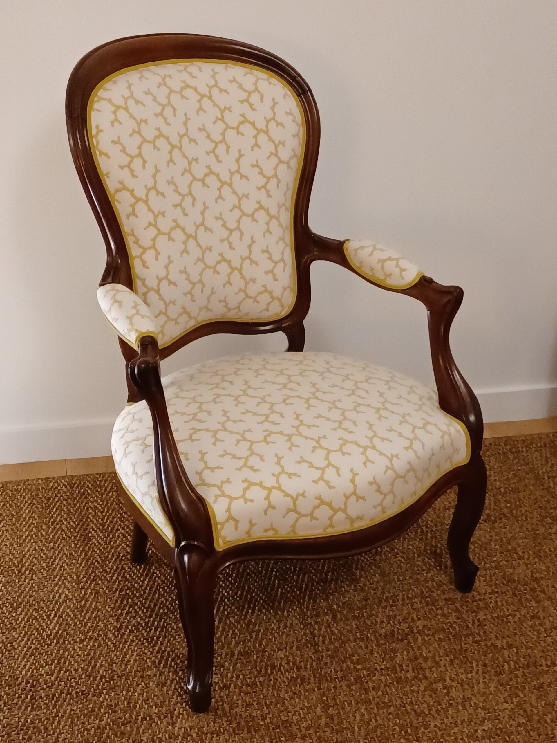 Chaise traditionnelle blanche avec motif