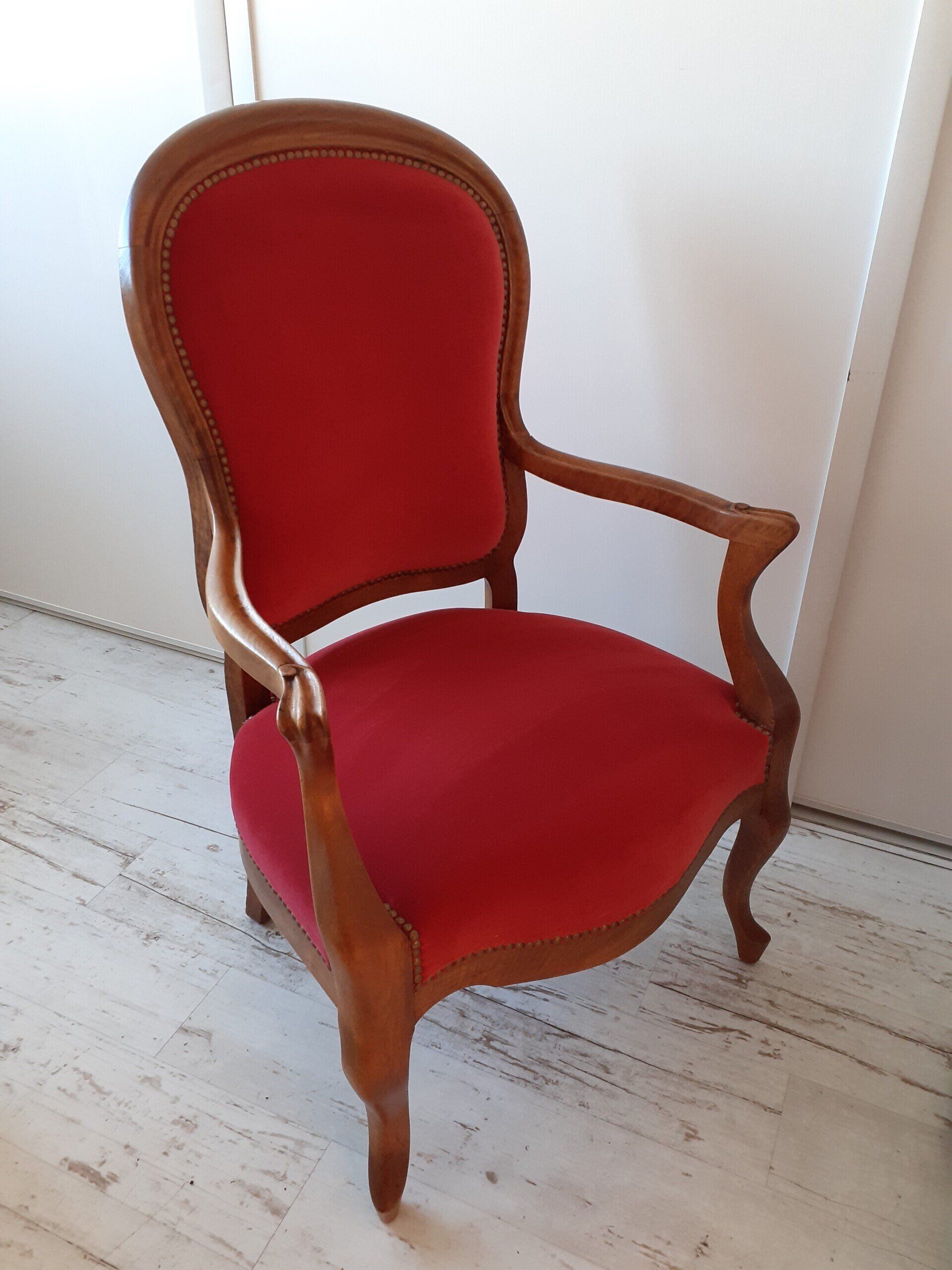 Chaise traditionnelle rouge