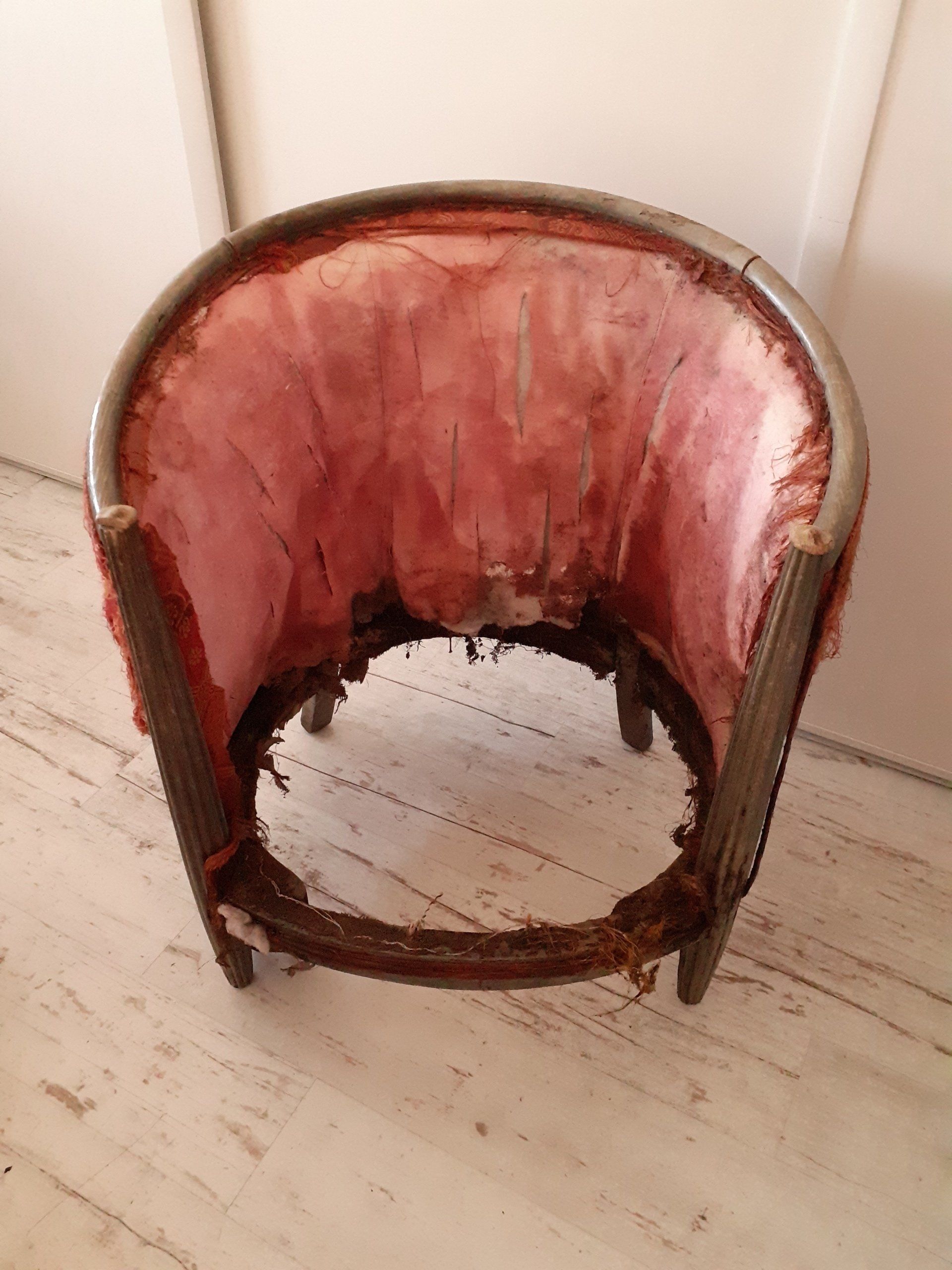 Fauteuil tonneau déchiré