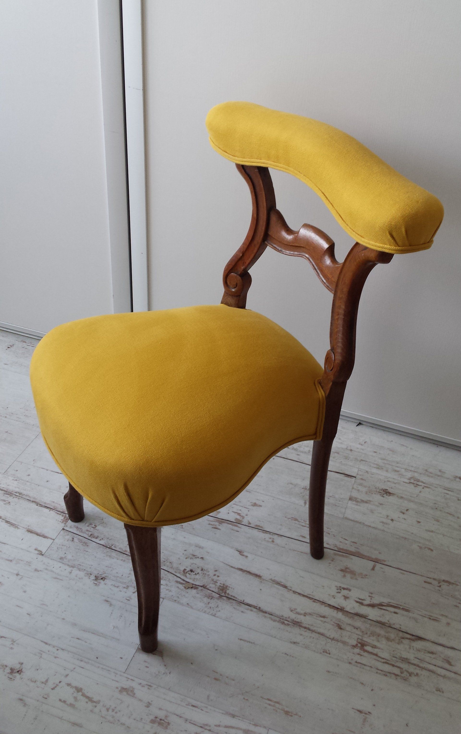 Chaise traditionnelle jaune