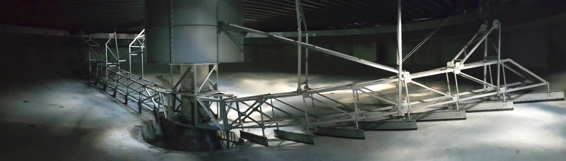 Ein dunkler Raum mit vielen Metallgerüsten und Treppen.